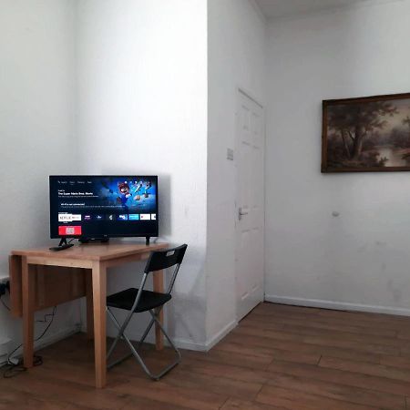 Вилла Llewellyn House Llwynypia Экстерьер фото